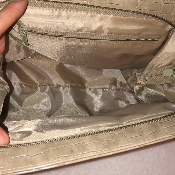 Mid-size alligator print neutral purse - Picture 2 of 4